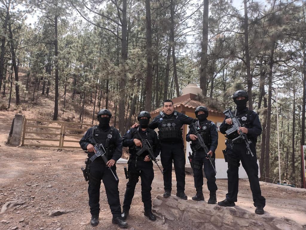 Omar García Luna acompañado de elementos pertenecientes a Seguridad Pública y Tránsito