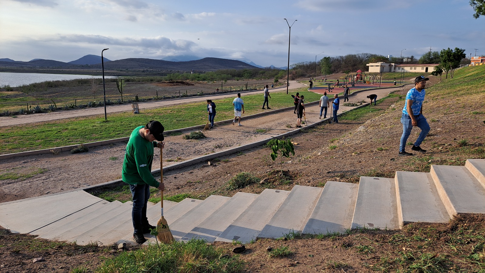 Personas limpiando en la presa Eustaquio Buelna