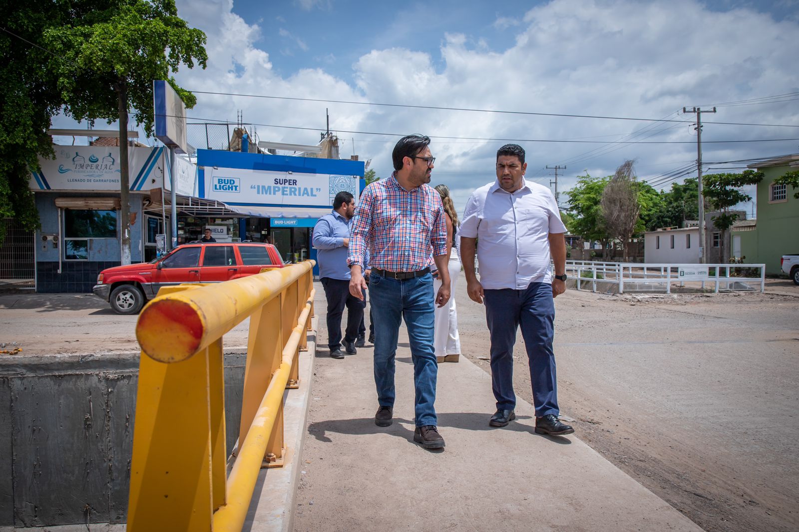 Alcalde Juan de Dios Gámez Mendívil acompañado de funcionarios de la Secretaría de Obras y Servicios Públicos en el fraccionamiento Chulavista