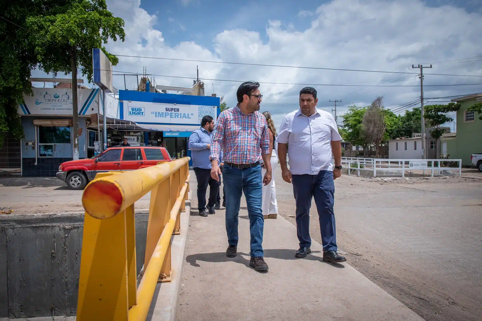 Alcalde Juan de Dios Gámez Mendívil acompañado de funcionarios de la Secretaría de Obras y Servicios Públicos en el fraccionamiento Chulavista