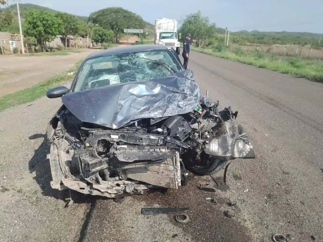 Vehículo destrozado de enfrente