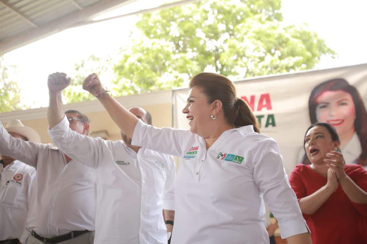 Diana Armenta celebrando junto a sus compañeros