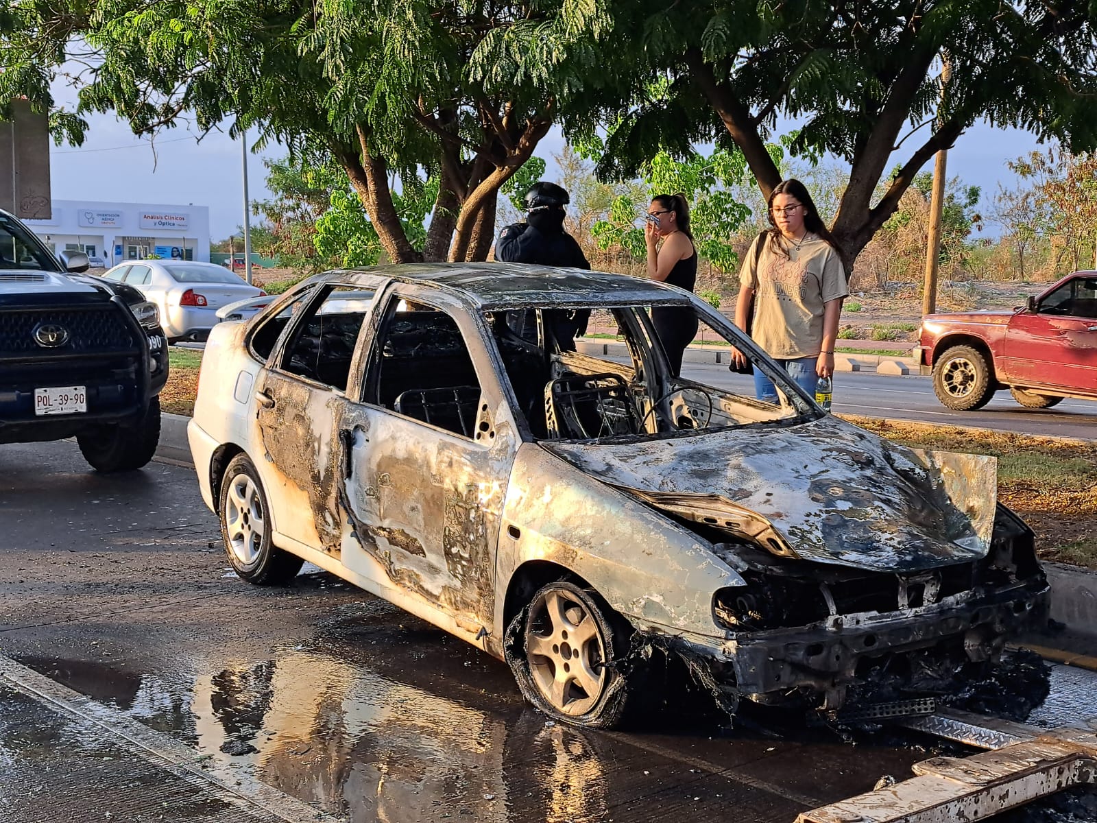 Vehículo incendiado por un boulevard