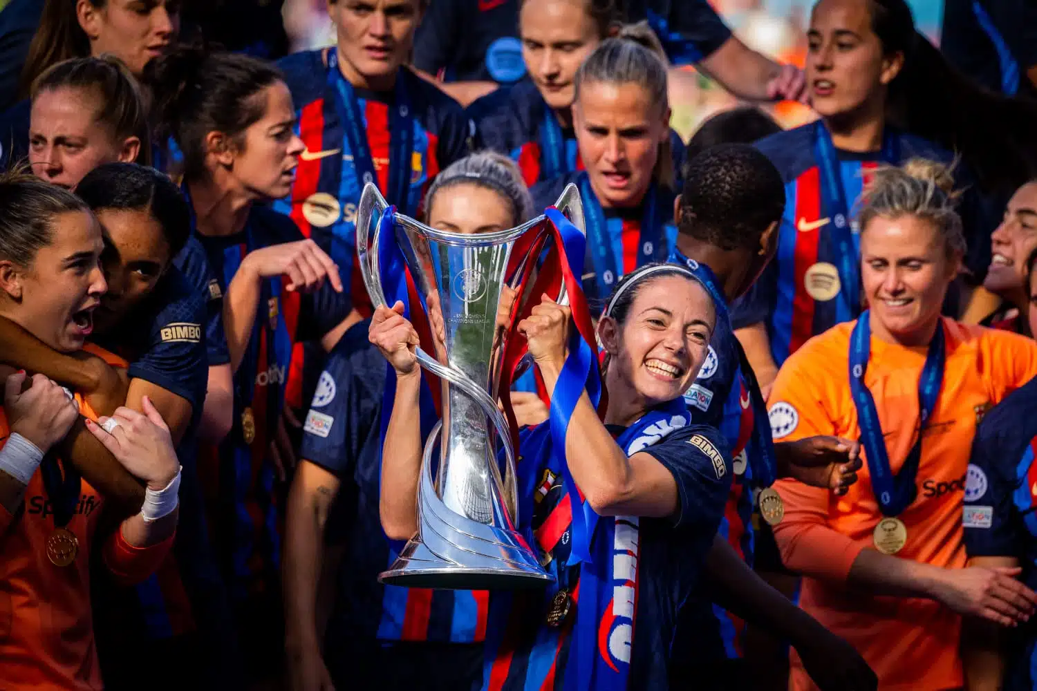 FC Barcelona femenil con su trofeo