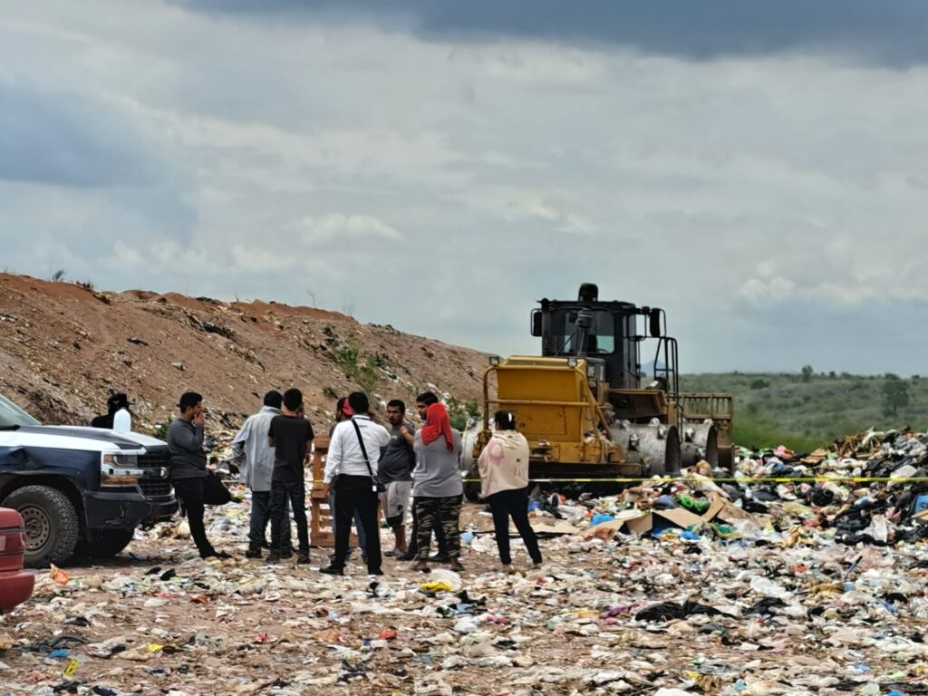 Policía Municipal, testigos y maquinaria en la zona acordonada del basurón