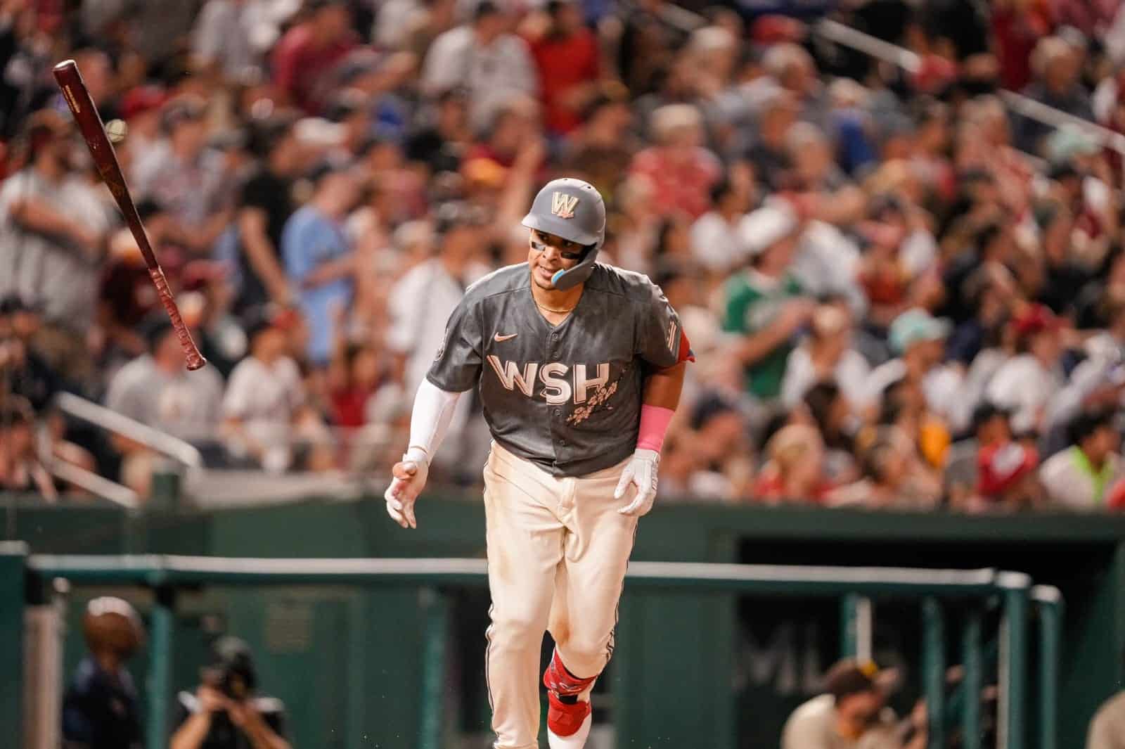 Joey Meneses portando su uniforme de los Nacionales de Washington