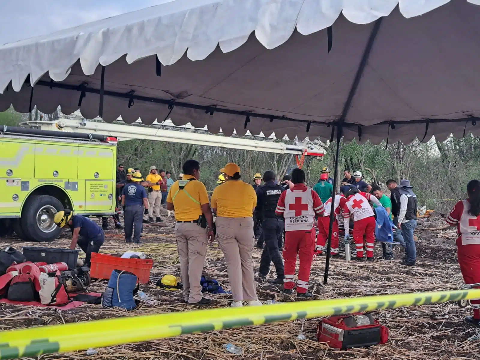 Rescatistas y personal de Cruz Roja presentes en el lugar de los hechos