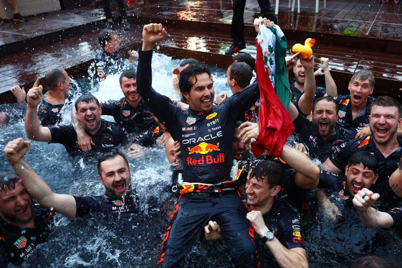 Checo Perez festejando