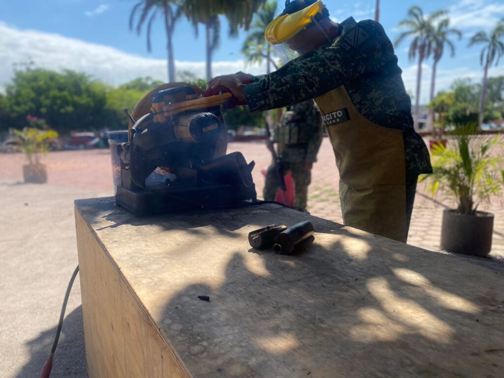 Personal del Ejército Mexicano destruyendo un arma con maquinaria especial