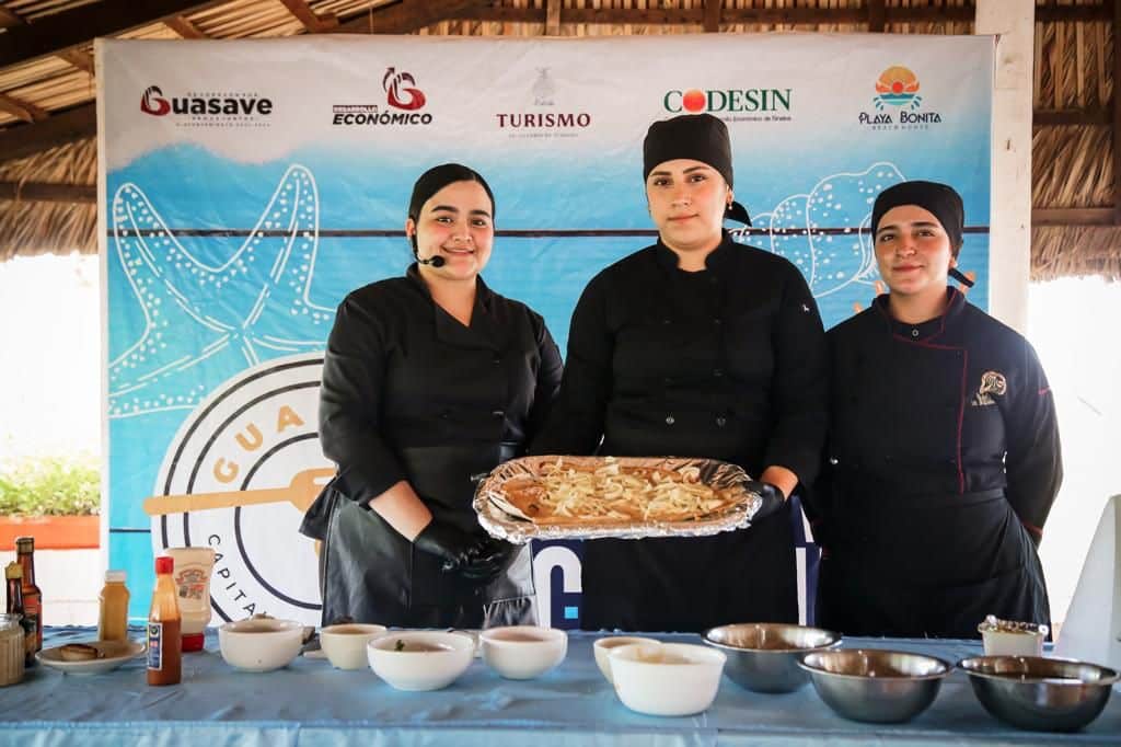 Chefs presentando un platillo de mariscos