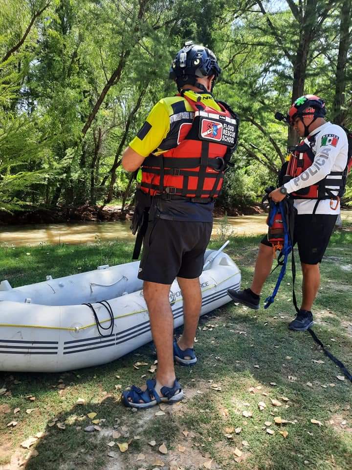 Policía Acuática con cuerdas y equipo de rescate y una lancha inflable
