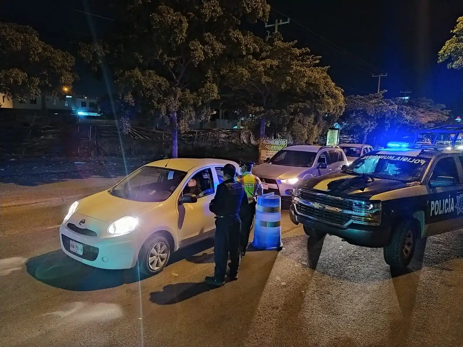 Autoridades policiacas realizando el operativo Alcoholímetro a los conductores mazatlecos