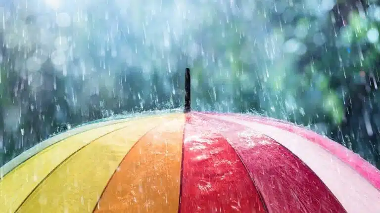 Paraguas de colores con día lluvioso