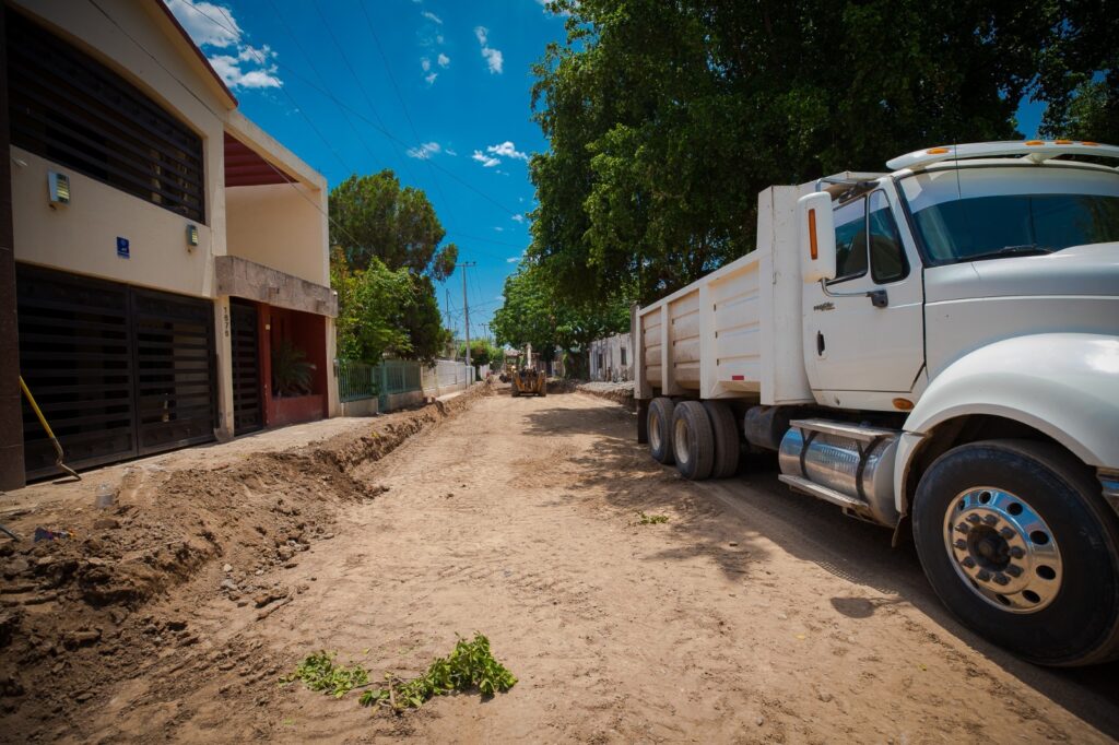 Trabajos de pavimentación del callejón al Rastro de la ciudad de Guasave