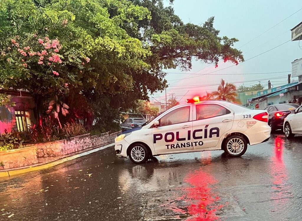 vehículo de policía de tránsito sobre una calle mojada