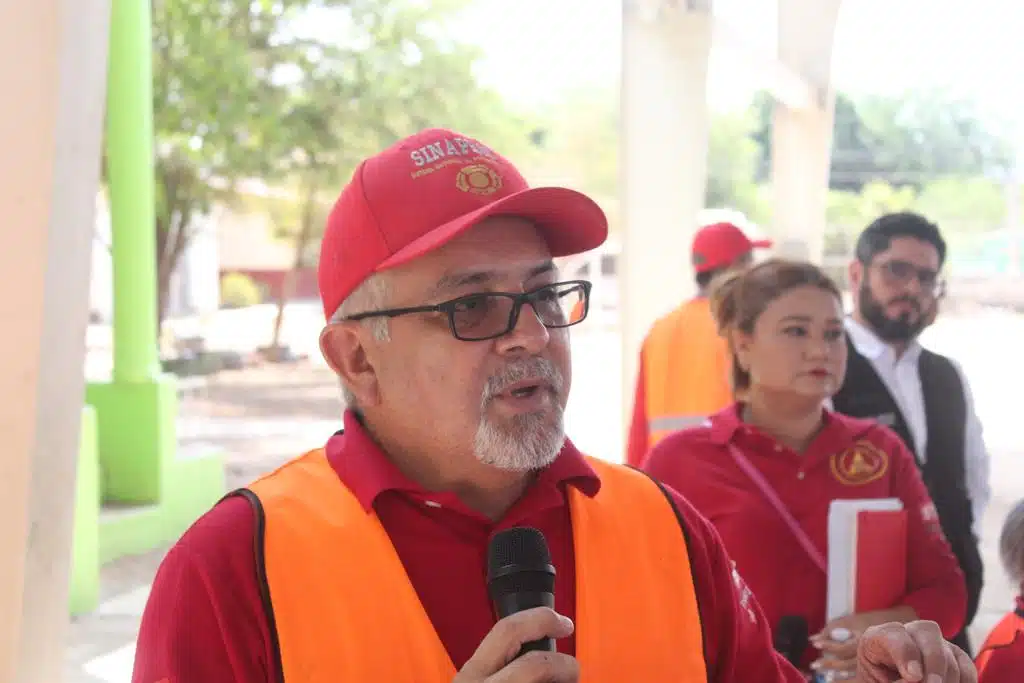 Asistentes y autordades preparándose para el simulacro de inundación