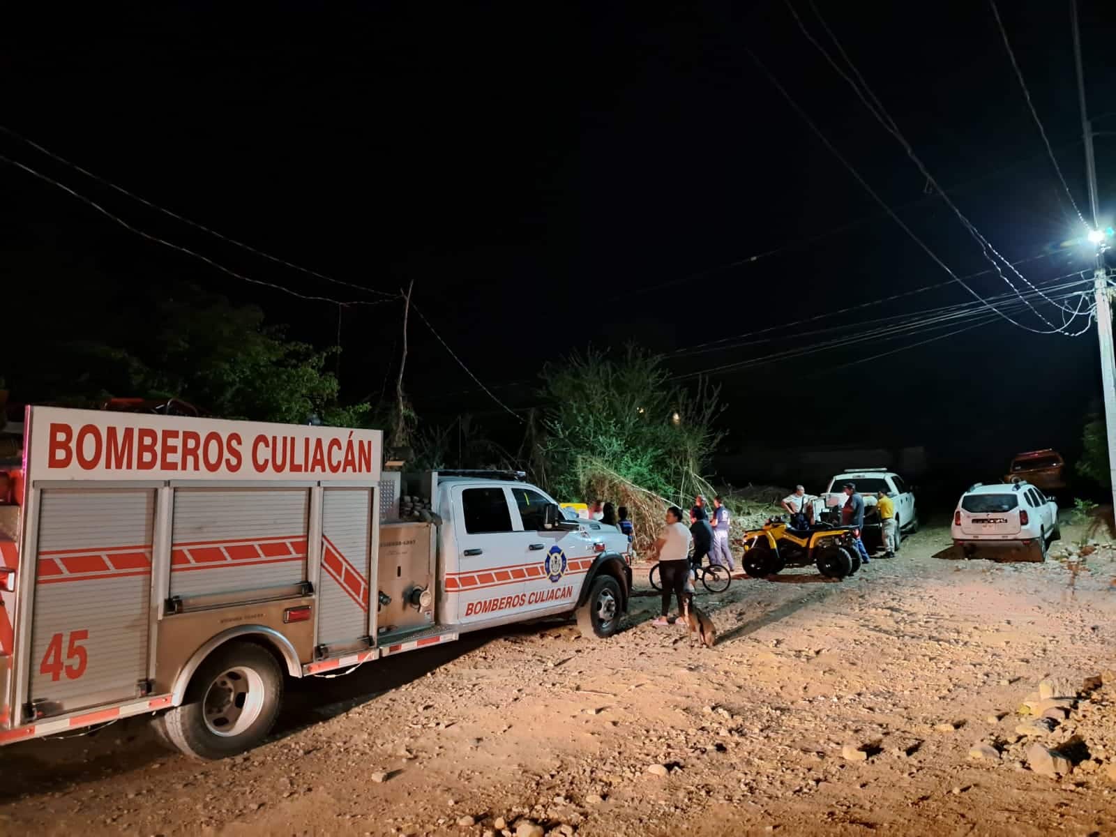 Vehículo de bomberos y rescatistas en motocicletas