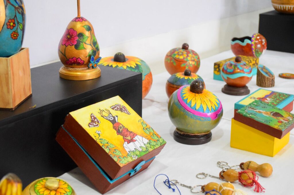 Esculturas de diversos colores en una exposición de arte