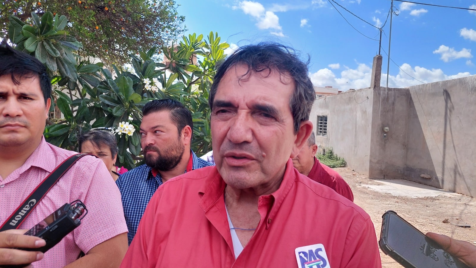 Héctor Melesio Cuen Ojeda durante una reunión con jóvenes en Salvador Alvarado