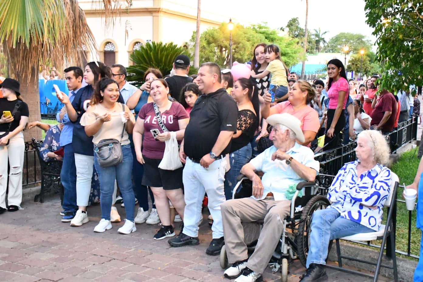 Grupo de personas conviviendo durante su visita al Pueblo Mágico de Mocorito