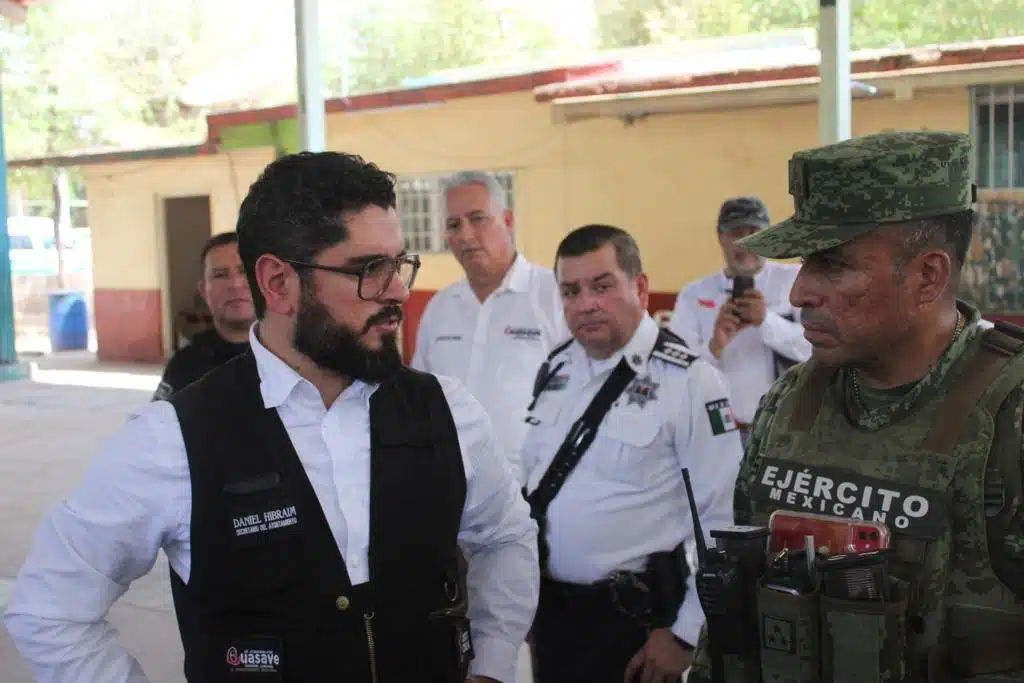 Asistentes y autordades preparándose para el simulacro de inundación