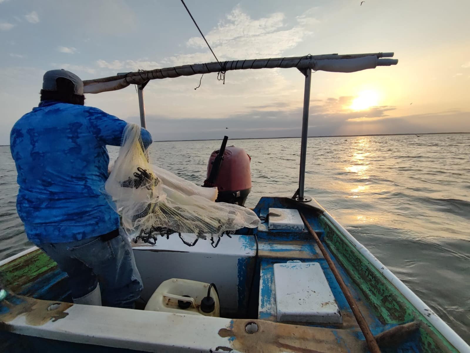 Pescador a bordo de su embarcación en el mar