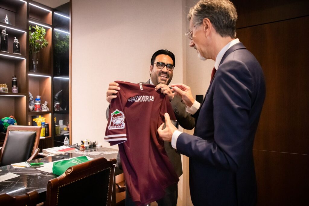 Alcalde otorgándole a Jean-Pierre Asvazadourian el jersey de Tomateros de Culiacán