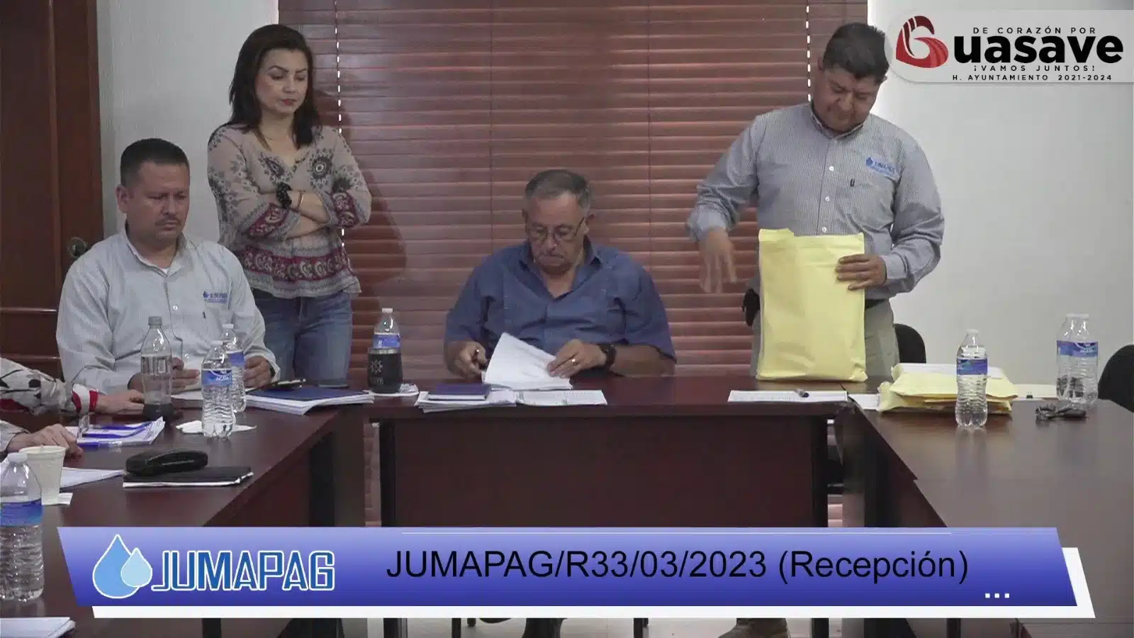 Personal de la Junta de Agua Potable de Guasave en su comunicado oficial de licitación de obras