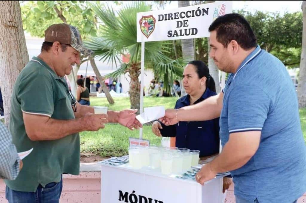 Módulo de atención de la Dirección de Salud donde brindan bebidas hidratantes y trípticos informativos