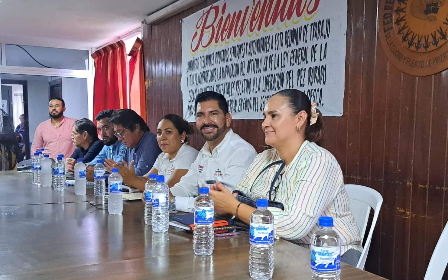 Dirigentes y asistentes en la reunión de trabajo sobre la modificación del artículo 68 de la Ley General de la Pesca y Acuacultura Sustentables