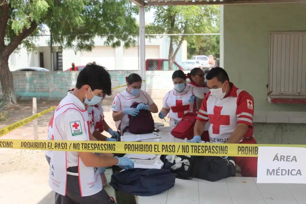 Asistentes y autordades preparándose para el simulacro de inundación