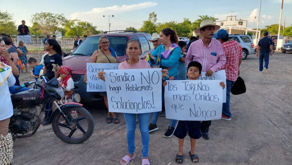 Indígenas Yoremes se manifiestan en las calles de Juan José Ríos con banners y pancartas