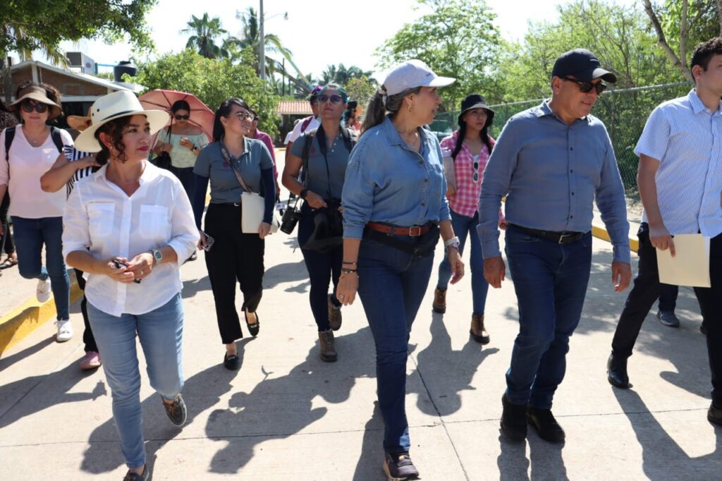 Alcalde de Mazatlán visita el Estero del Yugo
