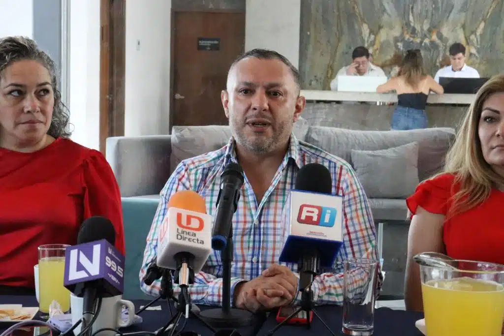 Diputado federal Leobardo Alcántara Martínez en rueda de prensa