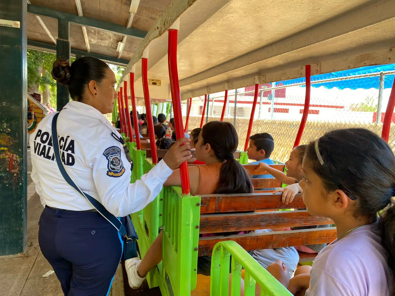 Personal de tránsito junto a niños en el taller “Patrullerito” 2023