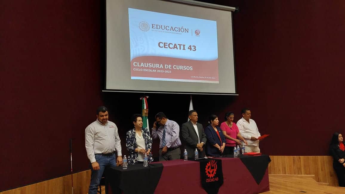 Entrega de constancias y diplomas del periodo abril-julio del 2023 en el Cecati 43