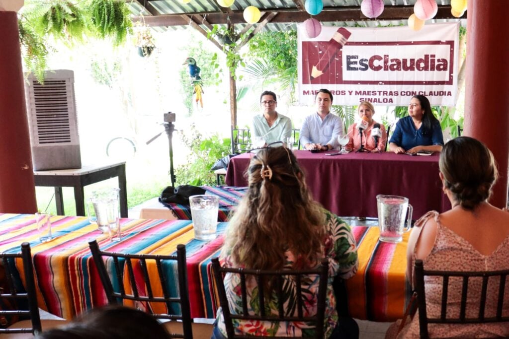 Encuentro de representantes de Es Claudia con jóvenes y maestros de los municipios de El Fuerte y Choix