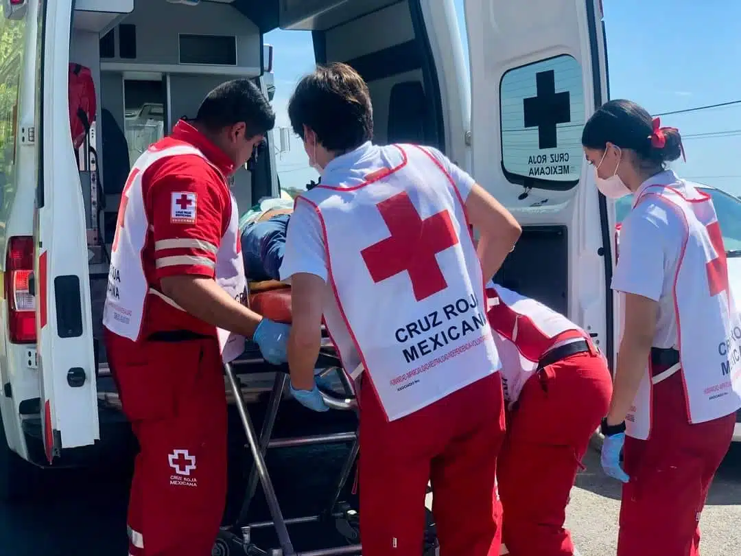 Personal de Cruz Roja auxiliando a herido