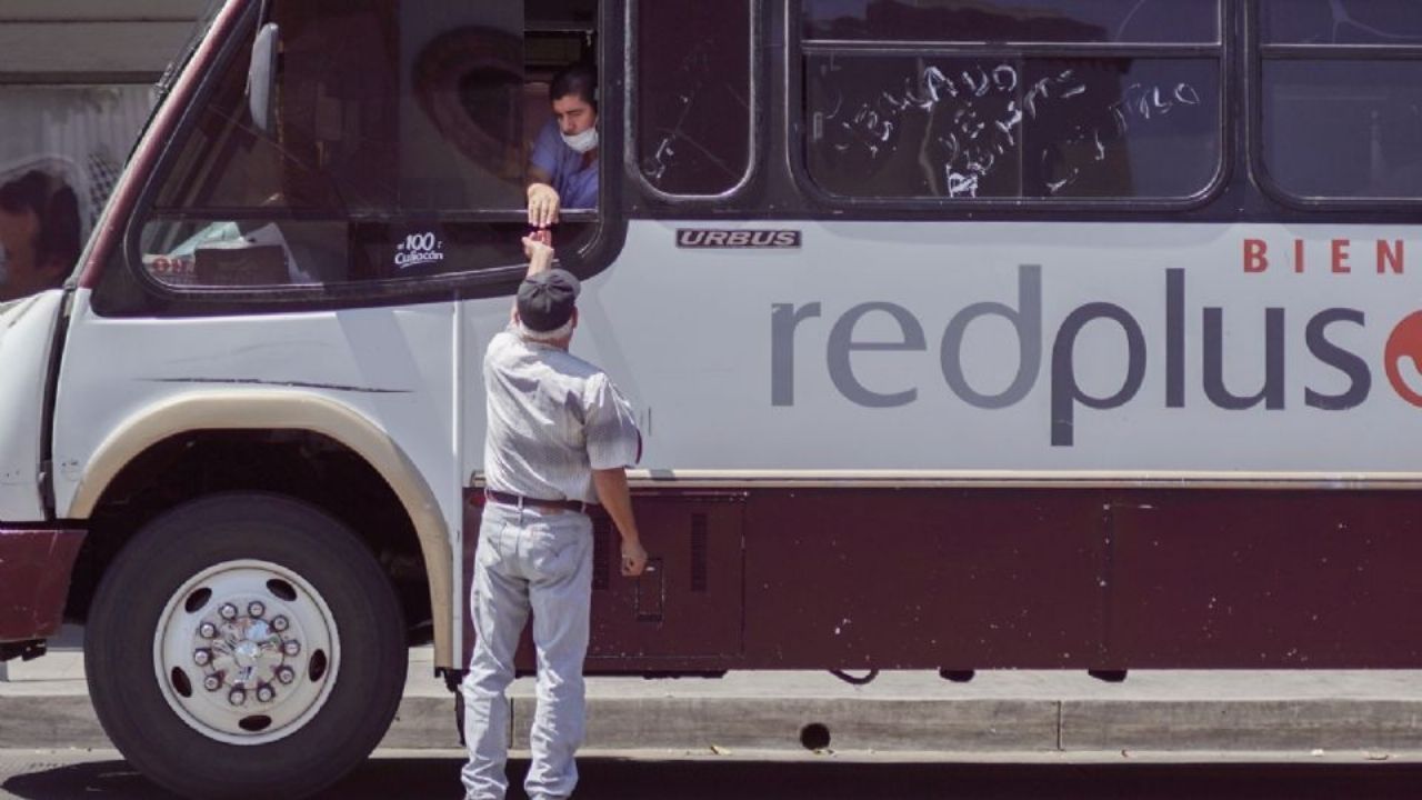 Chofer de transporte público interactuando con otra persona
