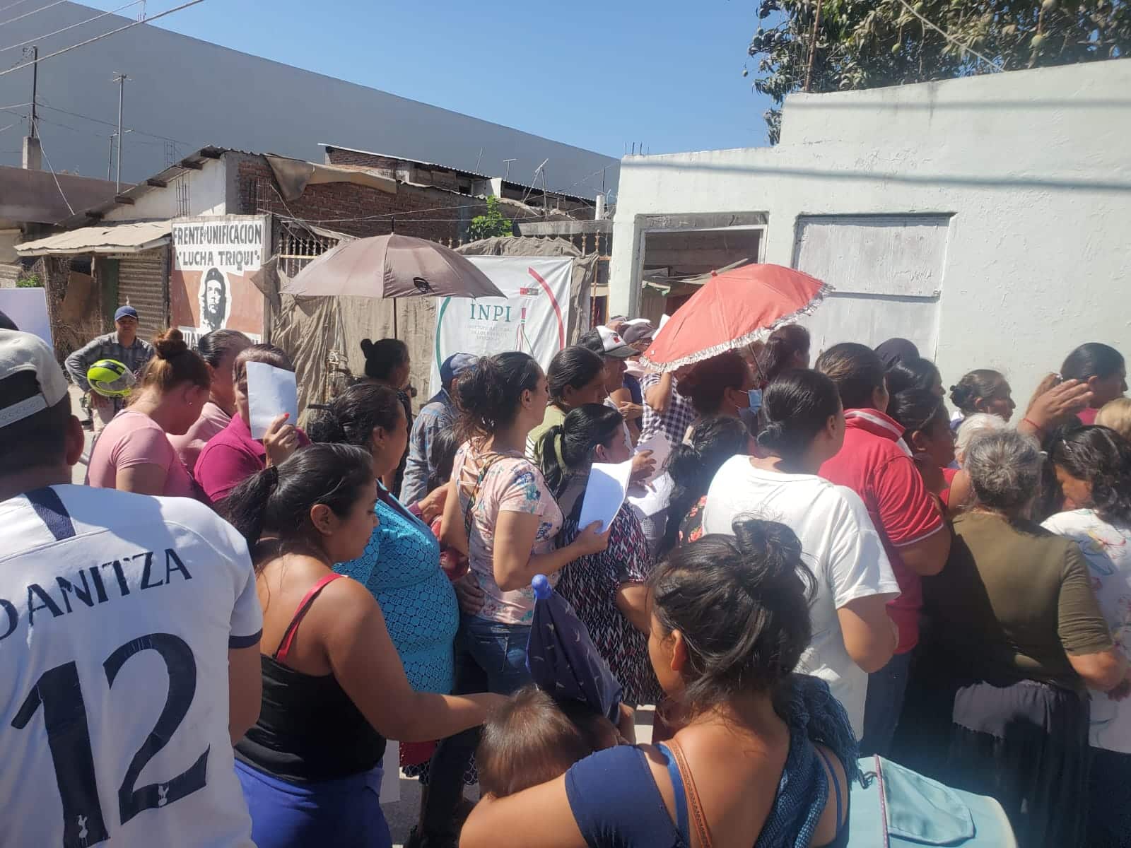 Personas reunidas en busca de despensa