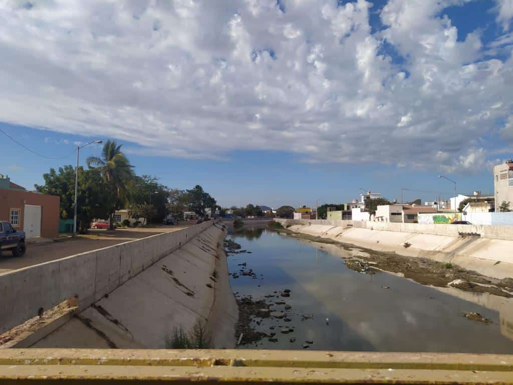 Canal con desechos ocasionados por las lluvias