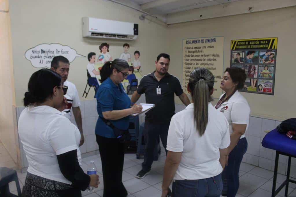 Asistentes y autordades preparándose para el simulacro de inundación