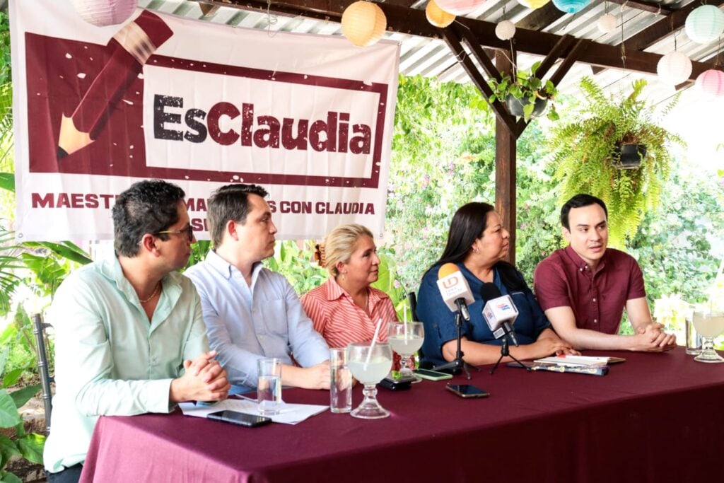 Encuentro de representantes de Es Claudia con jóvenes y maestros de los municipios de El Fuerte y Choix