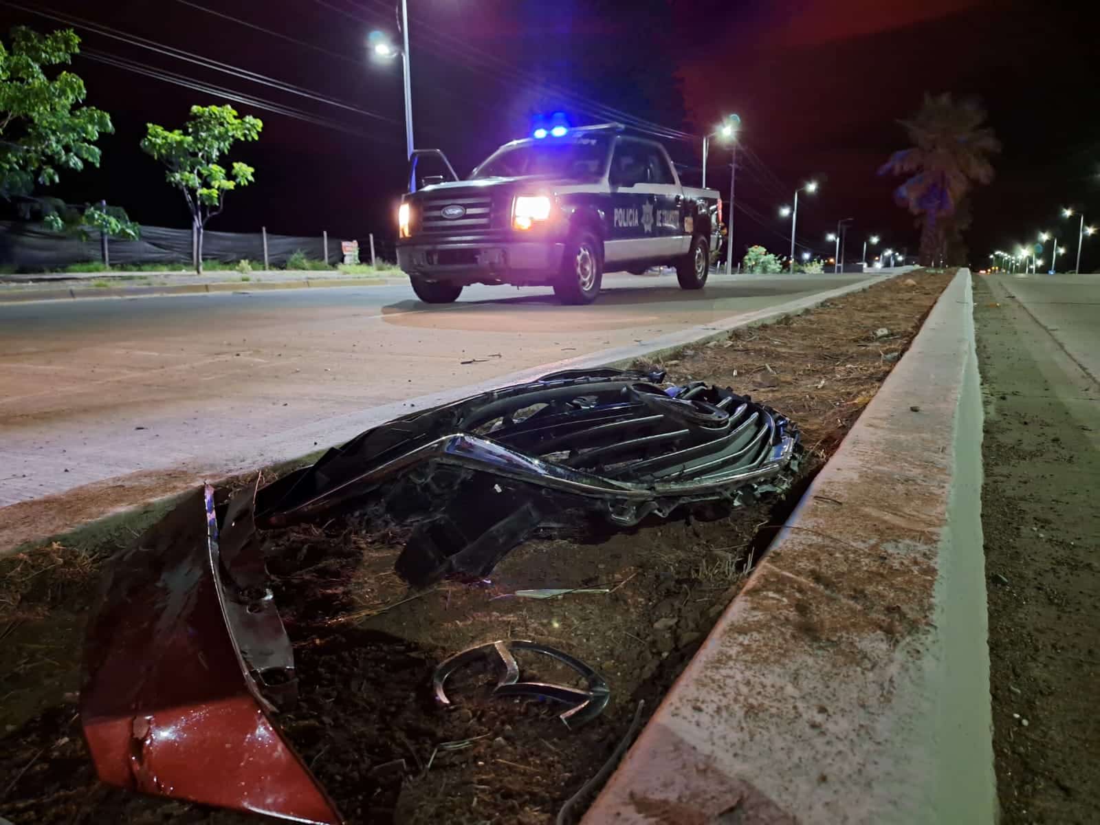 Carrocería tirada y una patrulla de la Policía