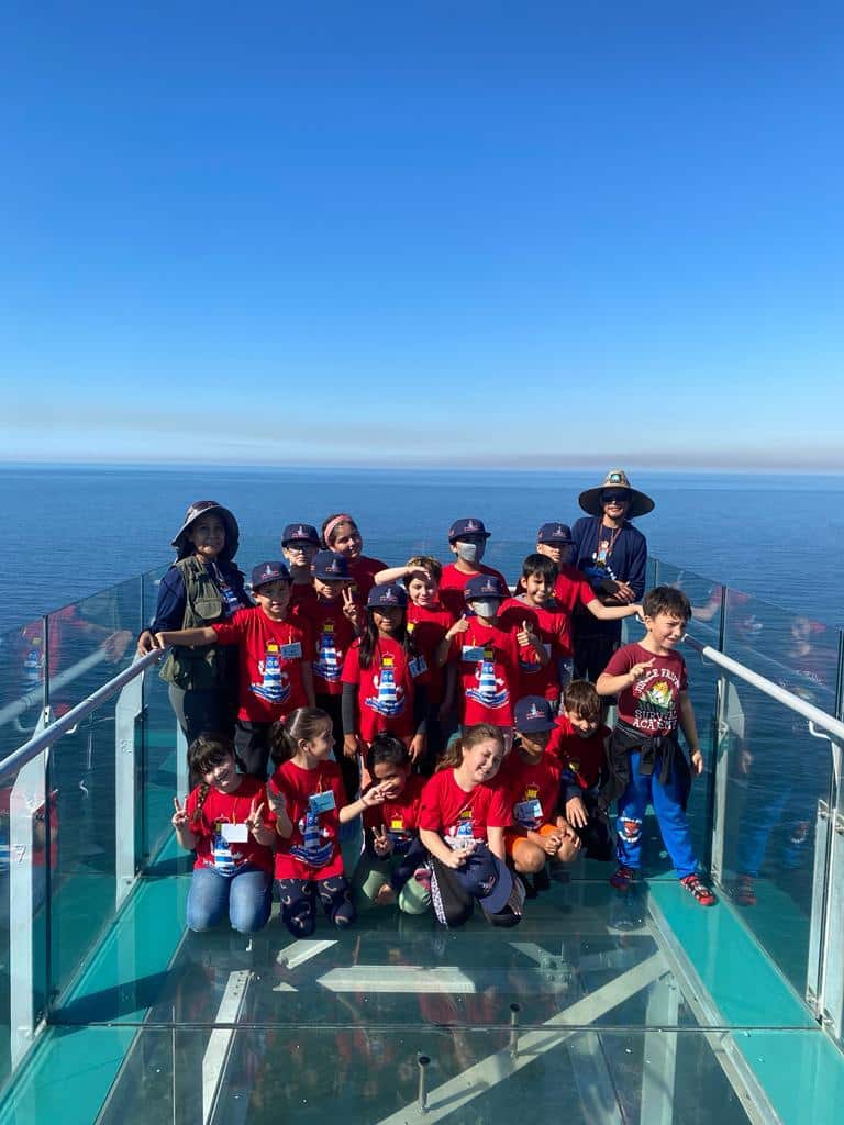 Grupo de infantes en la cima del faro.