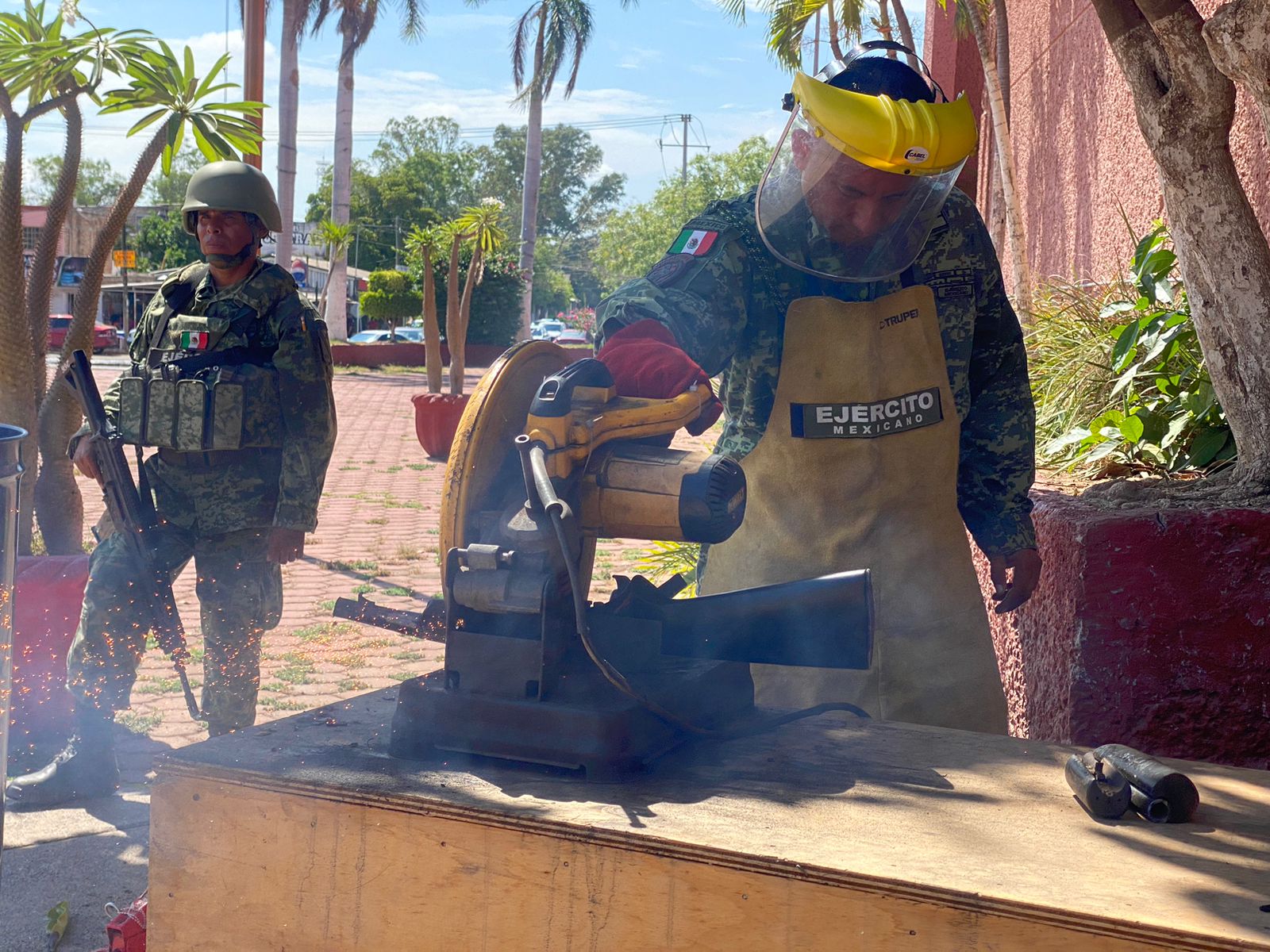 Personal del Ejército Mexicano destruyendo un arma con maquinaria especial