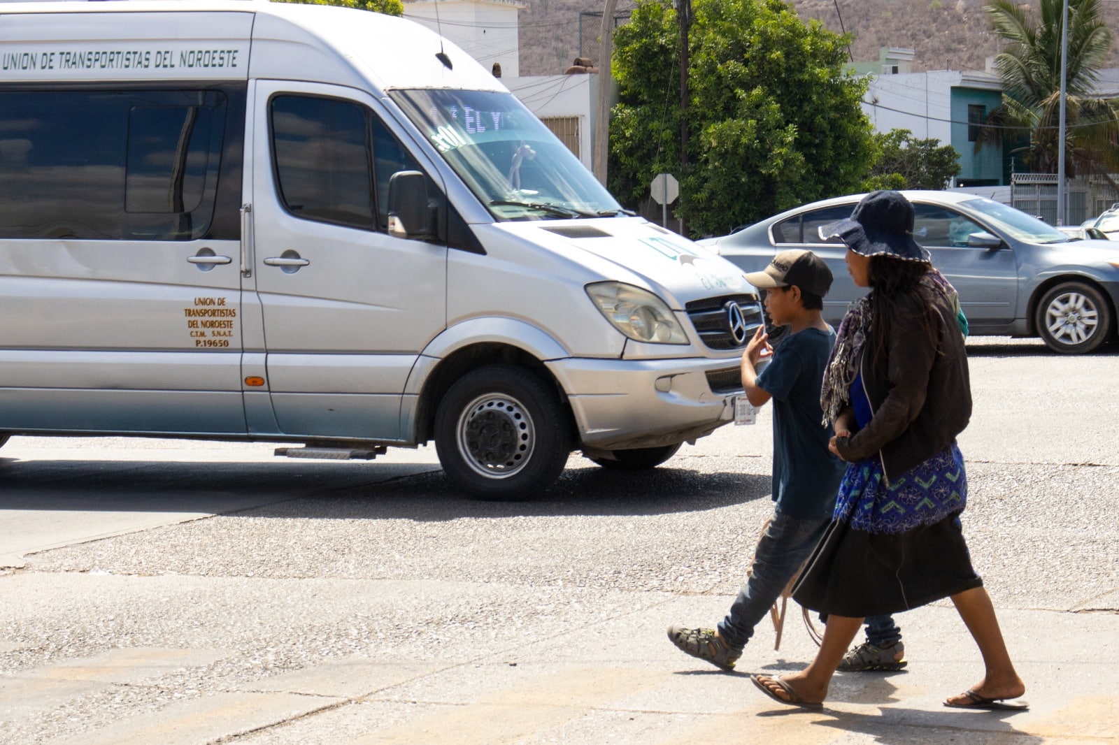 niño pedigüeño acompañado de una mujer