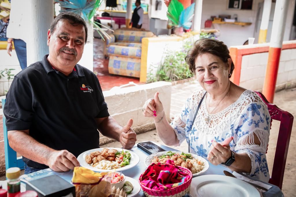 Pareja de adultos consumiendo alimentos