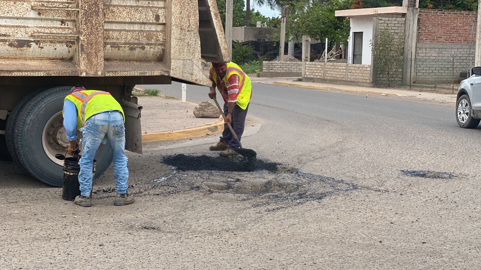 Trabajo de bacheo en Guasave