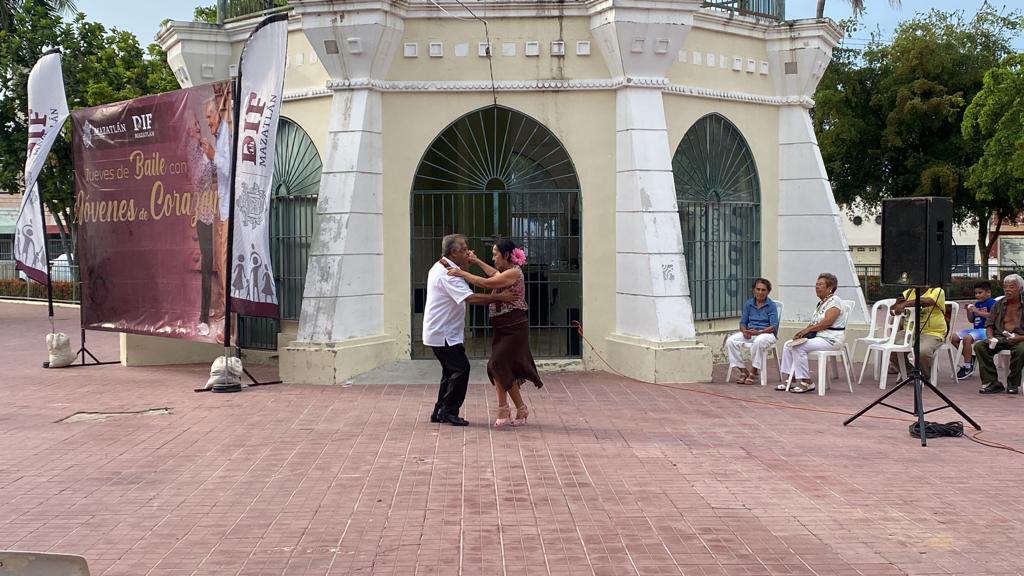 Adultos bailando en la plazuela Zaragoza